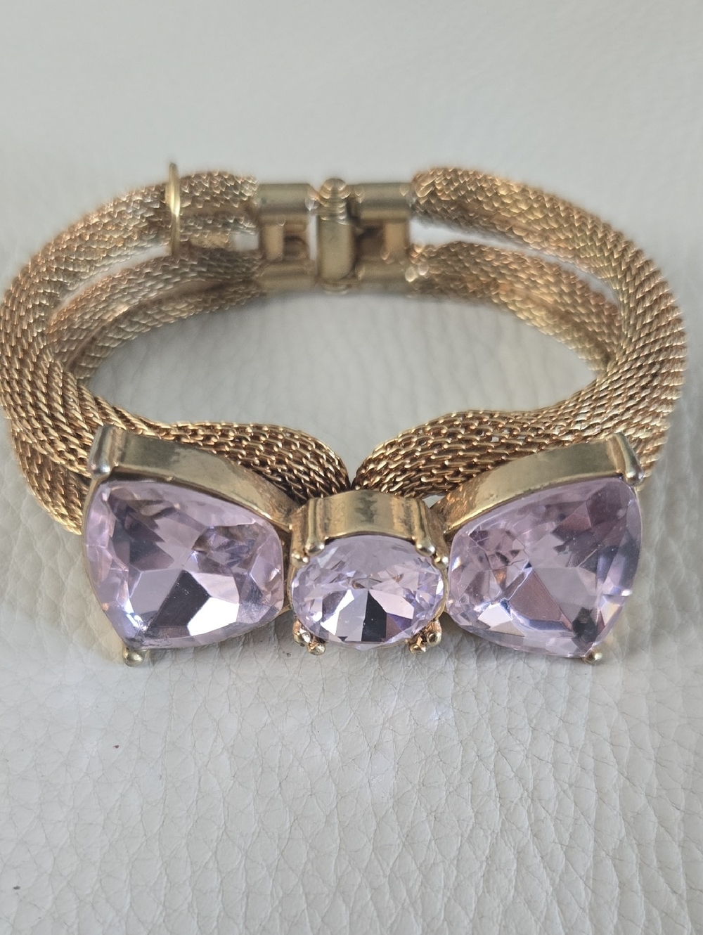 🎀 VTG Betsey Johnson Chunky Gold Tone Cuff Pink Bow Bangle Hinge Closure🎀